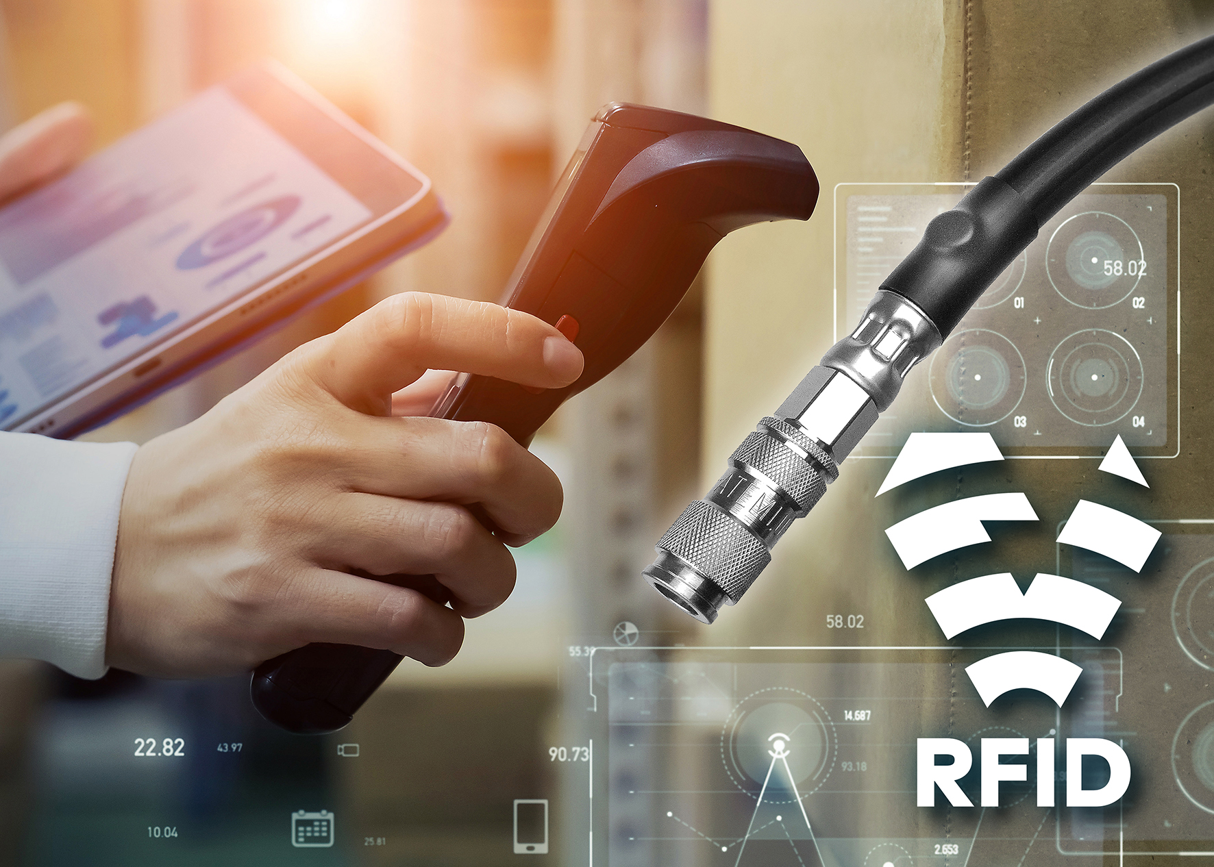 Anwendungsbild: RFID-Chip an einem Druckluft-Zuführungsschlauch wird abgescannt