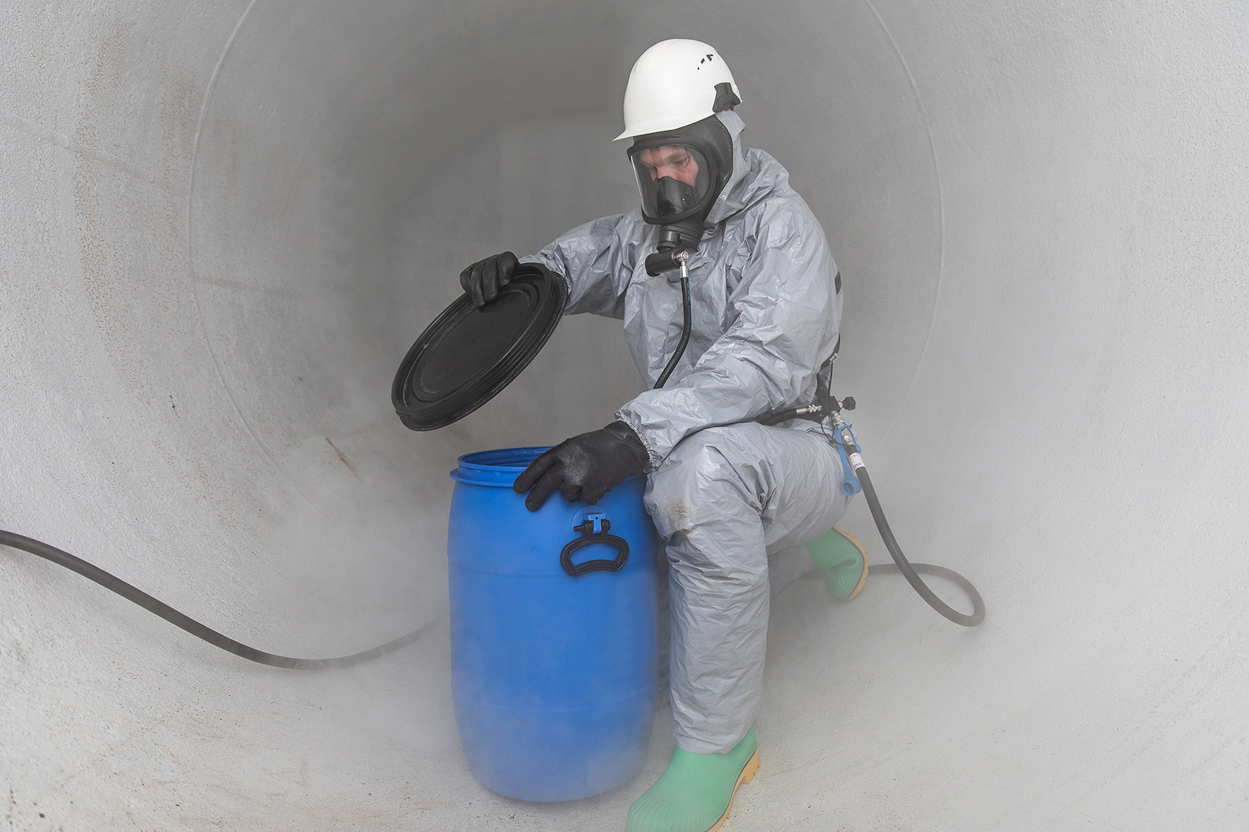 Anwendungsbild mit Vollmaske BRK 820V und Lungenautomaten AirValve N im weißen Silo mit giftigen Gasen