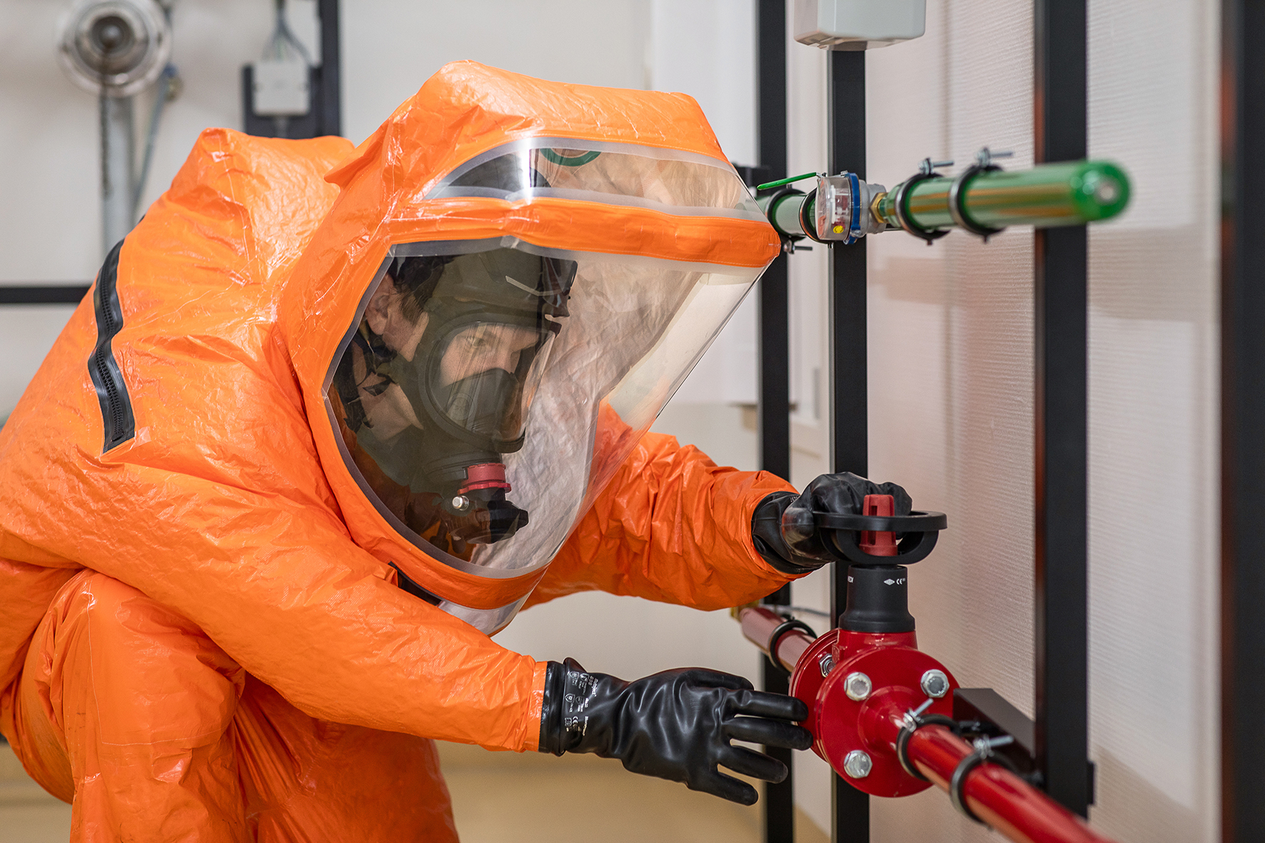 Anwendungsbild Lungenautomat 4500 PL/A im Chemikalienschutzanzug kniend von der Seite