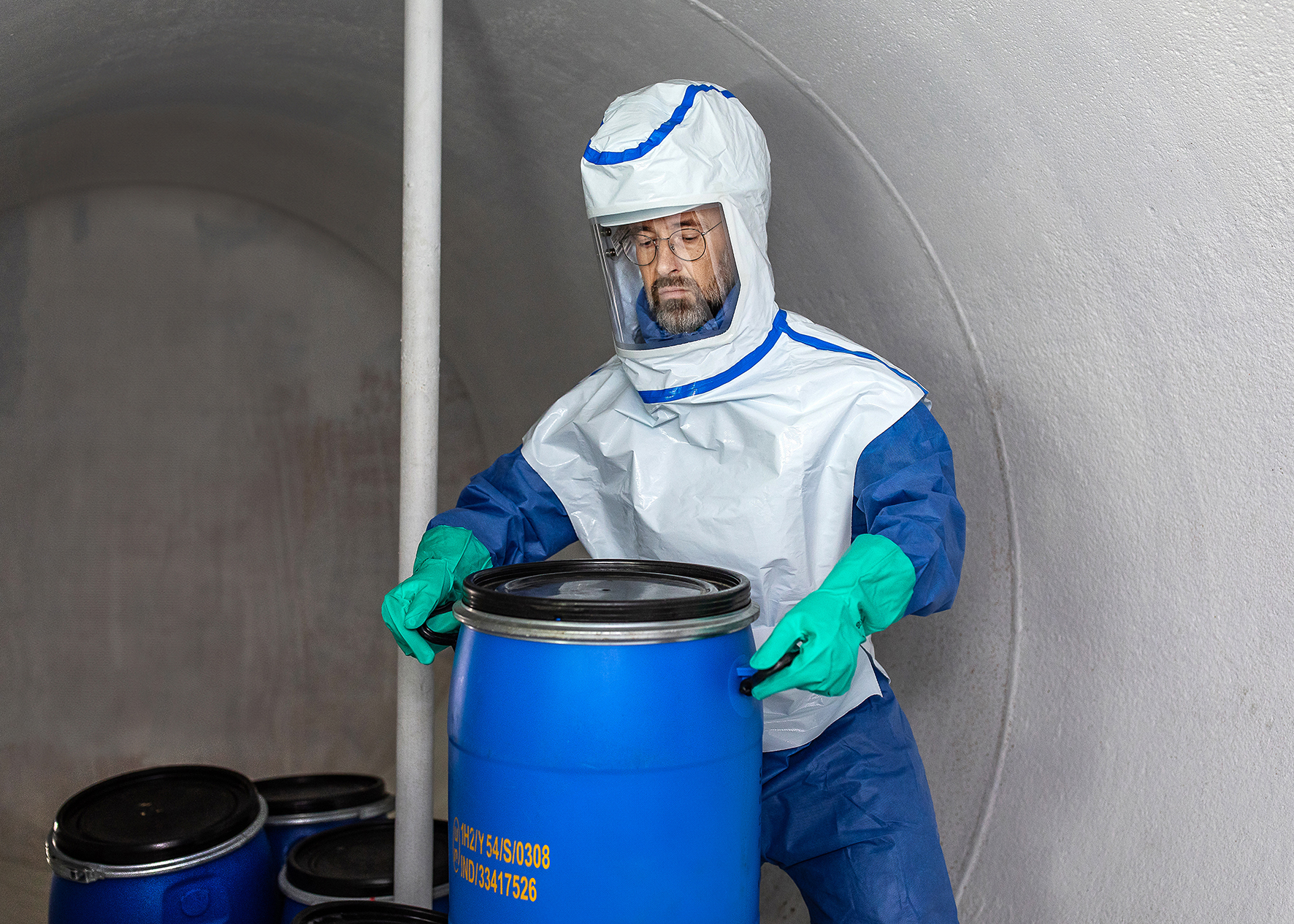 Anwendungsbild eines Druckluft-Schlauchgeräts BariLine HH in weißem Silo