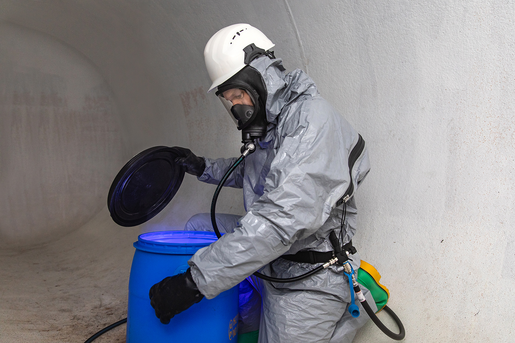 Weiteres Anwendungsbild mit Vollmaske BRK 820V und Lungenautomaten AirValve N im weißen Silo mit giftigen Gasen