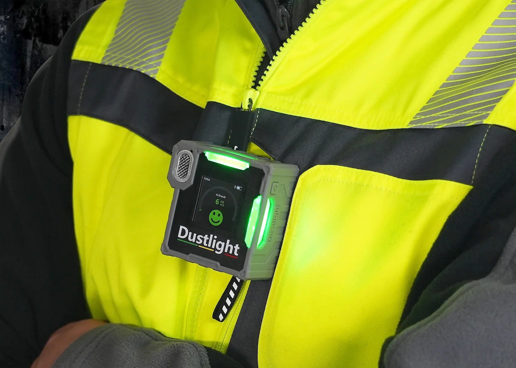 Atemluft-Überwachung DustLight MINI, befestigt an gelber Weste