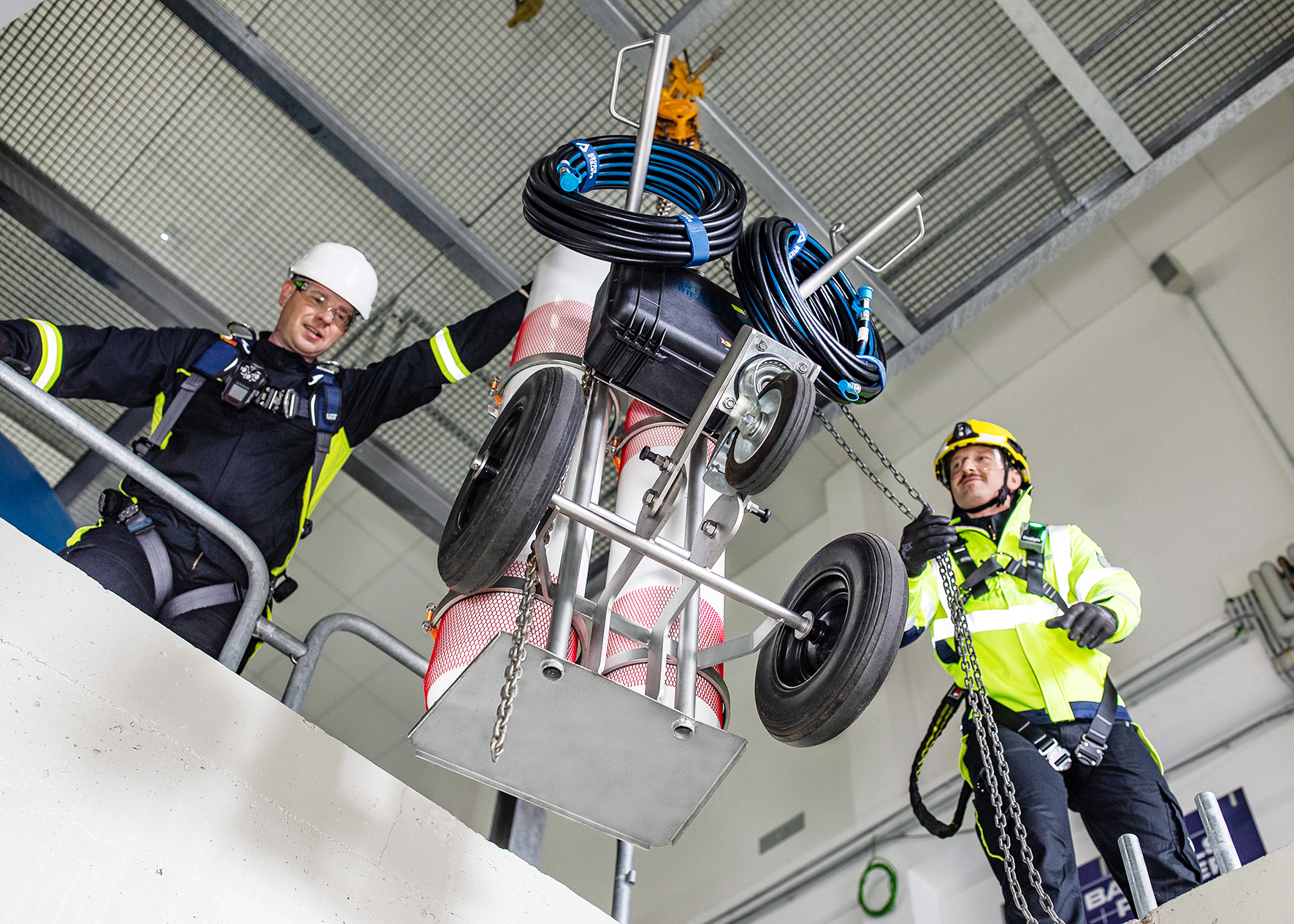 Anwendungsbild Flaschenwagen Air2go LIGHT Nahaufnahme von unten mit zwei Arbeitern